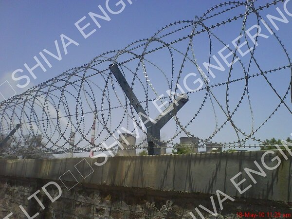 700-mm-DIA –CONCERTINA-WIRE –ON-Y-ANGLE.