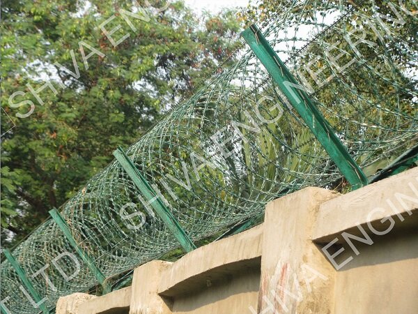 ZAL-SRPBT-CONSEC-WIRE-FENCING-ON-WALL-TOP